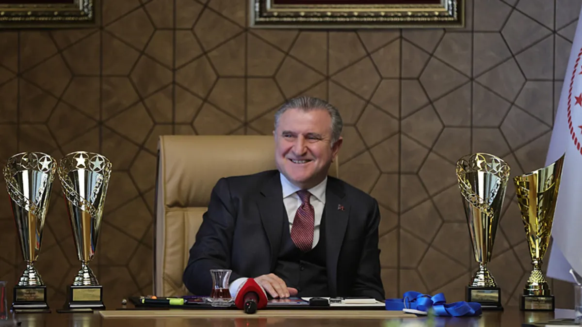 Bakan Bak, Avrupa şampiyonu olan milli halterci Kaan Kahriman’ı kutladı Bakan Bak, Avrupa şampiyonu olan milli halterci Kaan Kahriman’ı kutladı