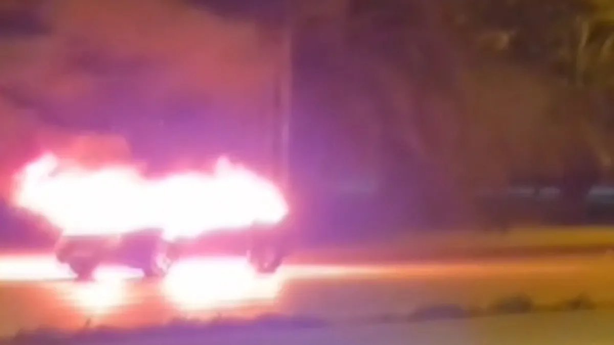 Kartal’da seyir halindeki araç alev alev yandı Kartal’da seyir halindeki araç alev alev yandı