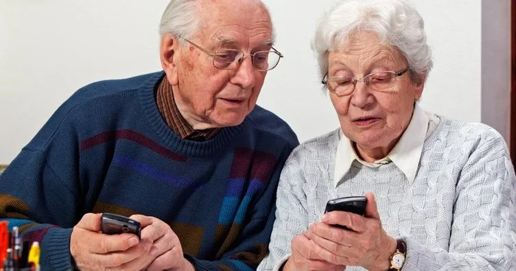Yaşlılara akıllı telefon kullanma eğitimi