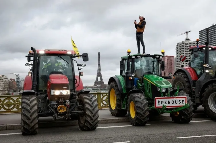 Fransa’da kaos başladı! Çiftçiler fuarı bastı: Macron’a istifa şoku!