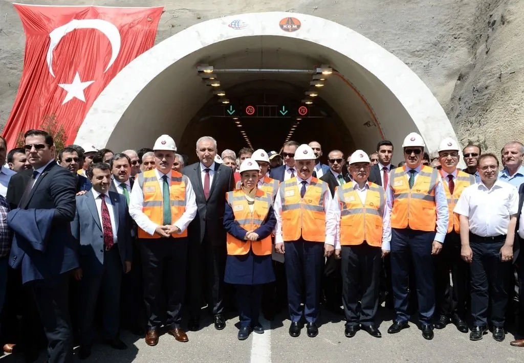 Karahan Tüneli'nden araç geçişleri başladı  .