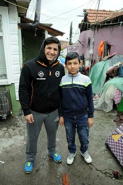 Şampiyon Kadir, kağıt toplamaya devam ediyor