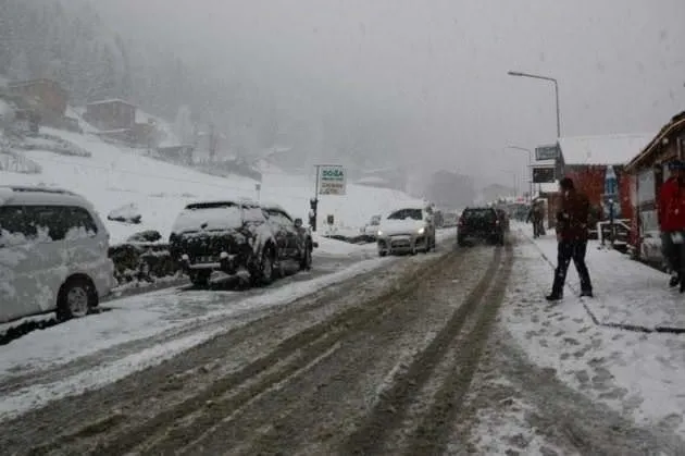 Ağrı’daki kar yağışı  trafiği ulaşıma kapadı