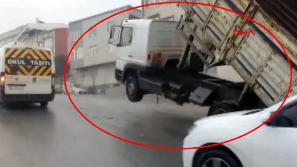 İstanbul Esenyurt'ta şaşkına çeviren olay! Trafikte şaha kalkan kamyon kamerada | Video