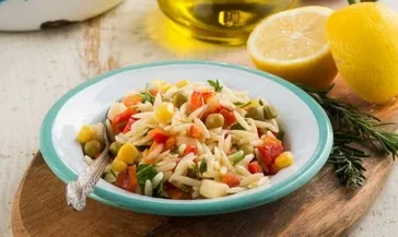 Beş çayının yıldızı olacak: Misafirlerinizin tarifini isteyeceği en renkli şehriye salatası