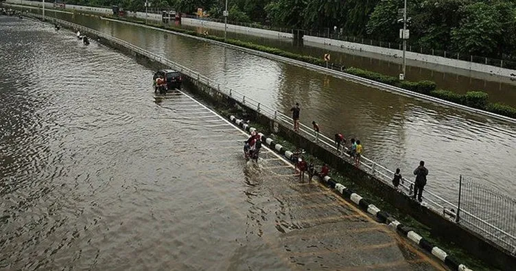 Endonezya’da sel nedeniyle asma köprü çöktü, 7 kişi öldü