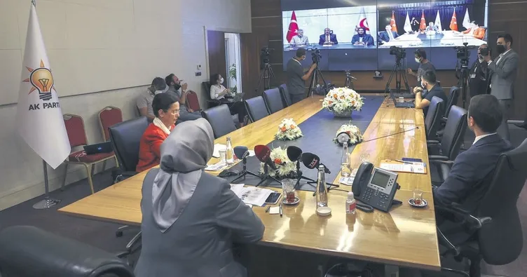 Siyasi partiler bayramlaştı