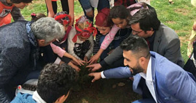 Öğrenciler fidan dikti