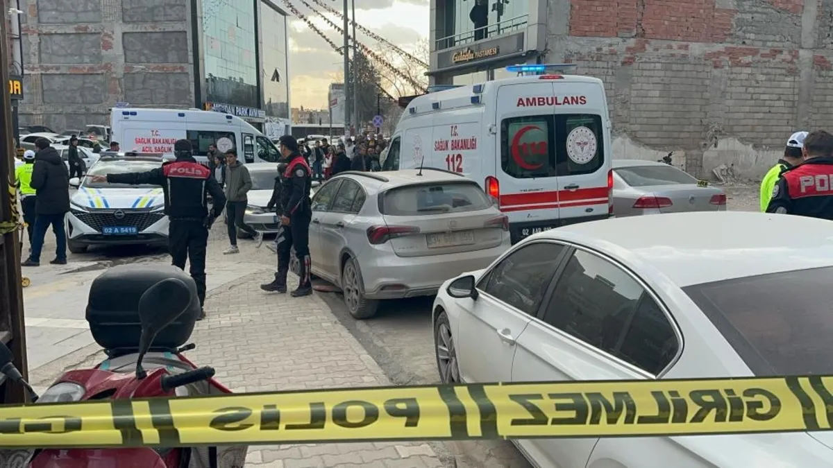 Adıyaman'da bıçaklı ve usturalı kavga! 1'i ağır 3 yaralı Adıyaman'da bıçaklı ve usturalı kavga! 1'i ağır 3 yaralı