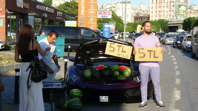 İstanbul'da Lamborghini'de karpuz satan İranlı fenomen Milad Hatemi sınır dışı edildi - 1