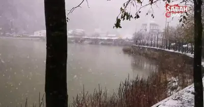 Uzungöl’e mevsimin ilk karı yağdı, göl çevresi beyaz örtüyle kaplandı | Video