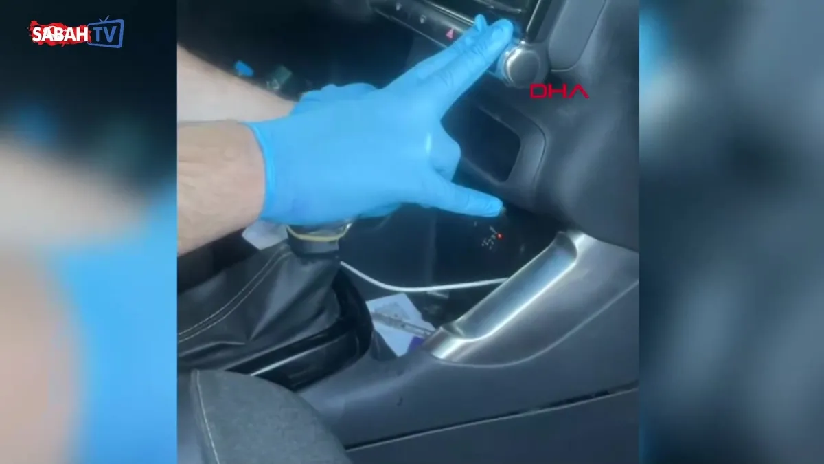Aracın torpidosundaki gizli bölmede uyuşturucu ele geçirildi! Şüpheli tutuklandı | Video videosunu izle Aracın torpidosundaki gizli bölmede uyuşturucu ele geçirildi! Şüpheli tutuklandı | Video videosunu izle
