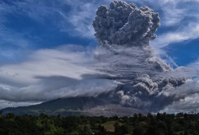 Endonezya’daki Sinabung Yanardağı 3 gün içinde ikinci kez patladı