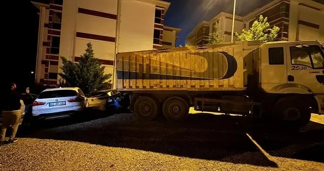 Tunceli’de freni boşalan kamyonun 5 araca zarar verdiği anlar güvenlik kamerasına yansıdı