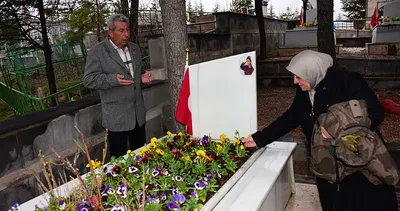 Şehit annesi Huriye Yiğit kızından ayrı 10. bayramını yine şehitlikte karşıladı #kayseri
