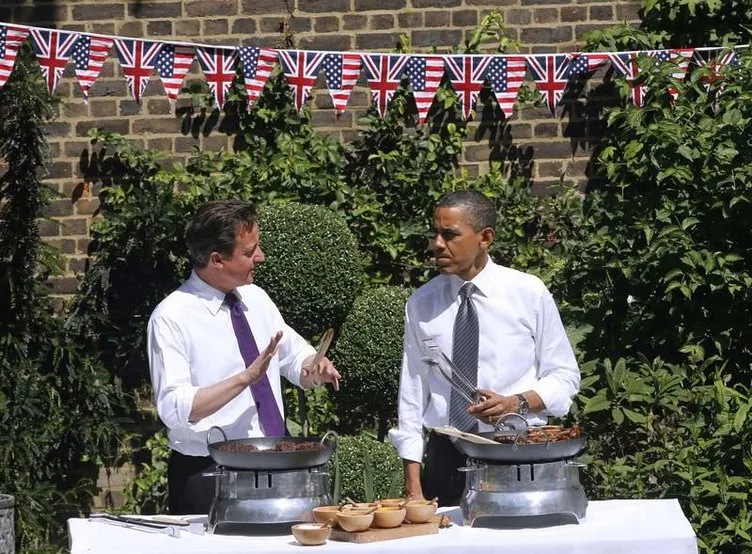 Obama ve Cameron’ın mangal keyfi!