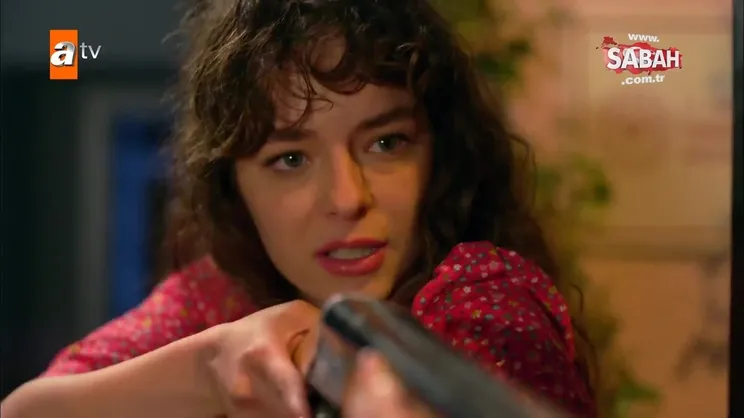 Vermem Seni Ellere 1. Bölüm: Kaçmasına izin vermedi: Sen benden ne istiyorsun ya? | Video