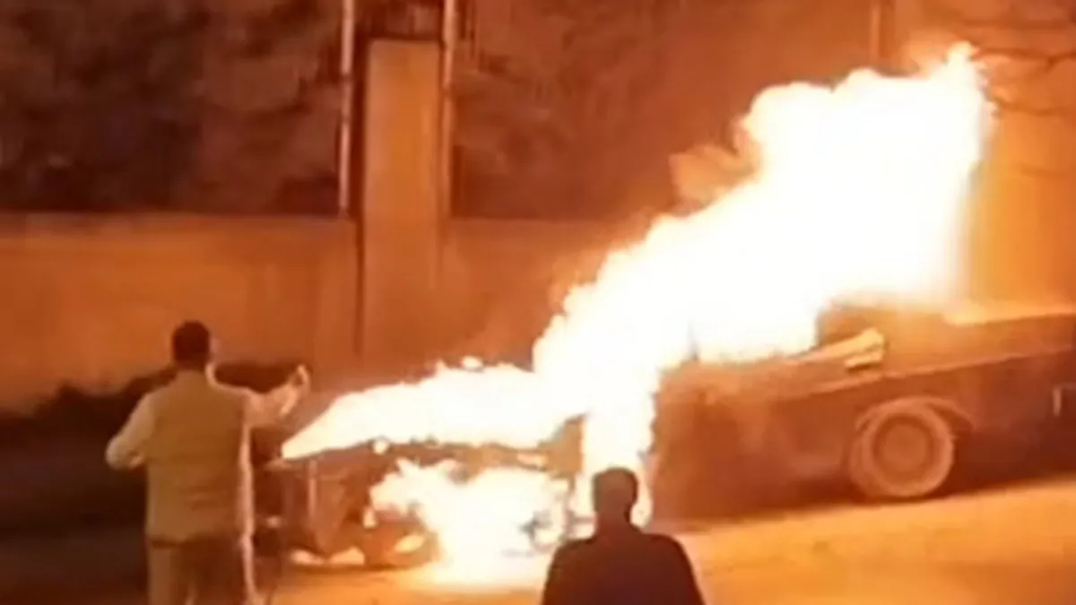 Tuzla’da park halindeki otomobil cayır cayır yandı! Tuzla’da park halindeki otomobil cayır cayır yandı!