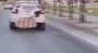 Aracının arkasına bağladığı ’çekçekle’ trafiği böyle tehlikeye attı