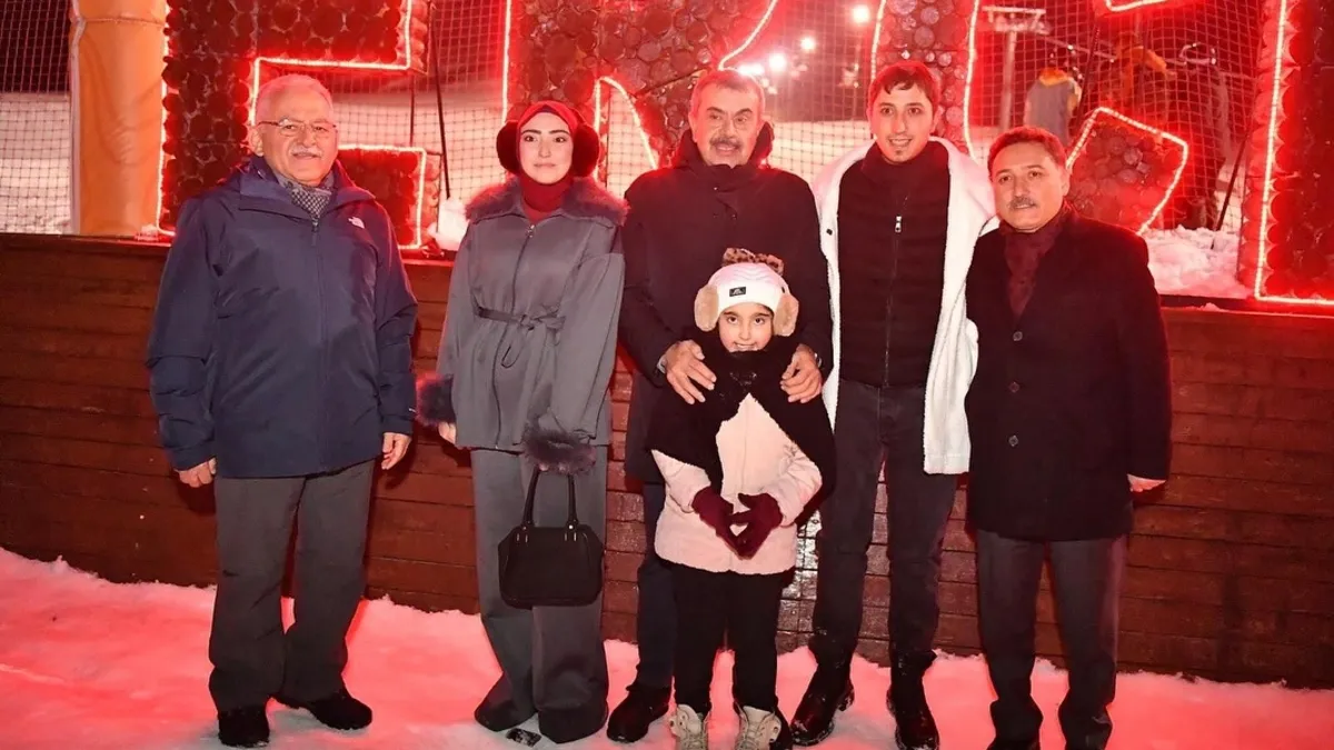 Milli Eğitim Bakanı Yusuf Tekin Erciyes’te gece kayağı yapan kayakseverlerle buluştu Milli Eğitim Bakanı Yusuf Tekin Erciyes’te gece kayağı yapan kayakseverlerle buluştu