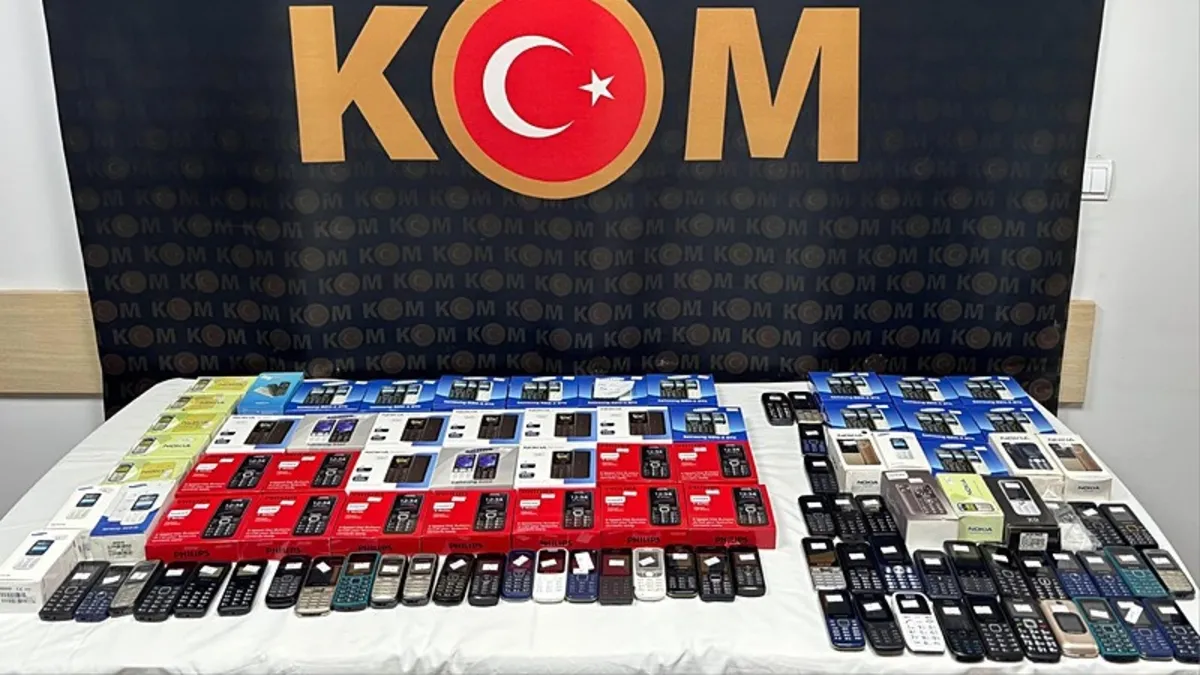 Kastamonu'da polis ekipleri tarafından durdurulan bir araçtan çıkarılan gümrük kaçağı cep telefonları