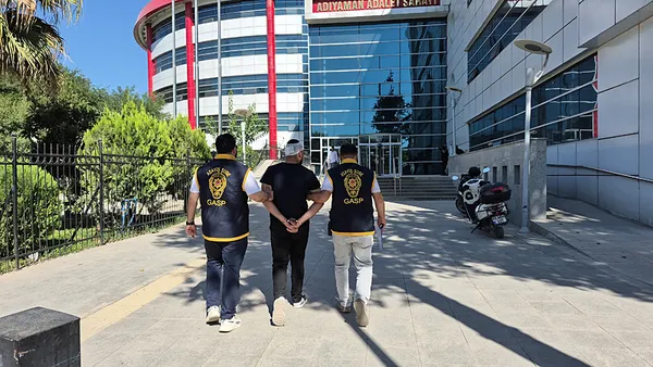 yer-adiyaman-darp-edilen-kadina-yardim-etmek-isterken-canindan-oluyordu-dehsete-dusuren-anlar-kameraya-yansidi-1788780845238.jpg