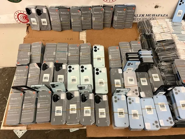 kapikulede-5-milyon-lira-degerinde-kacak-cep-telefonu-ele-gecirildi-1736327158577.jpg
