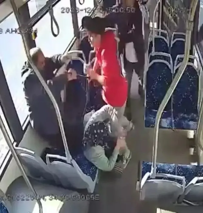 Otobüste 77 yaşındaki adamı döven okul müdürü tutuklandı mı? Görüntüler oldukça tepki çekmişti!