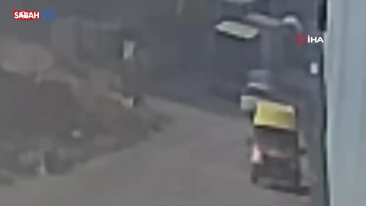 Gaziantep’te servis ile panelvan çarpıştı: 1 kişinin öldüğü feci kaza kamerada | Video videosunu izle Gaziantep’te servis ile panelvan çarpıştı: 1 kişinin öldüğü feci kaza kamerada | Video videosunu izle