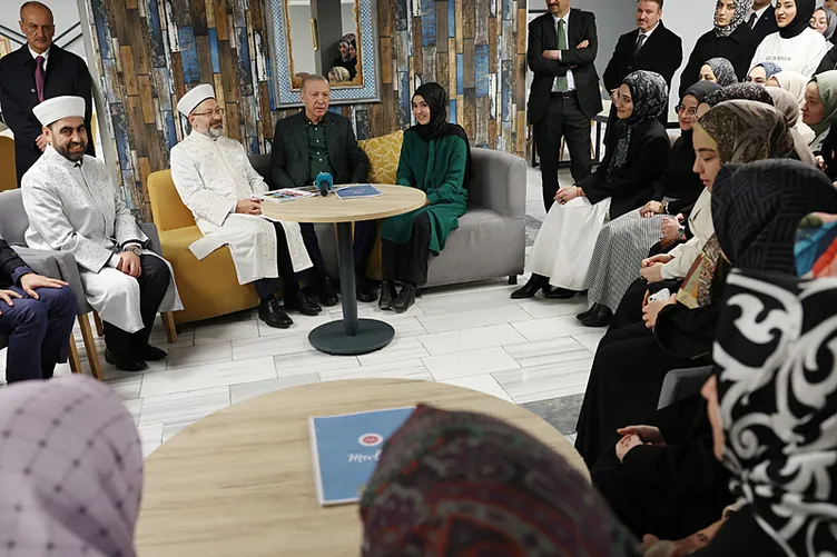 Başkan Erdoğan, cuma namazı sonrası Gençlik Merkezi’ni ziyaret etti...