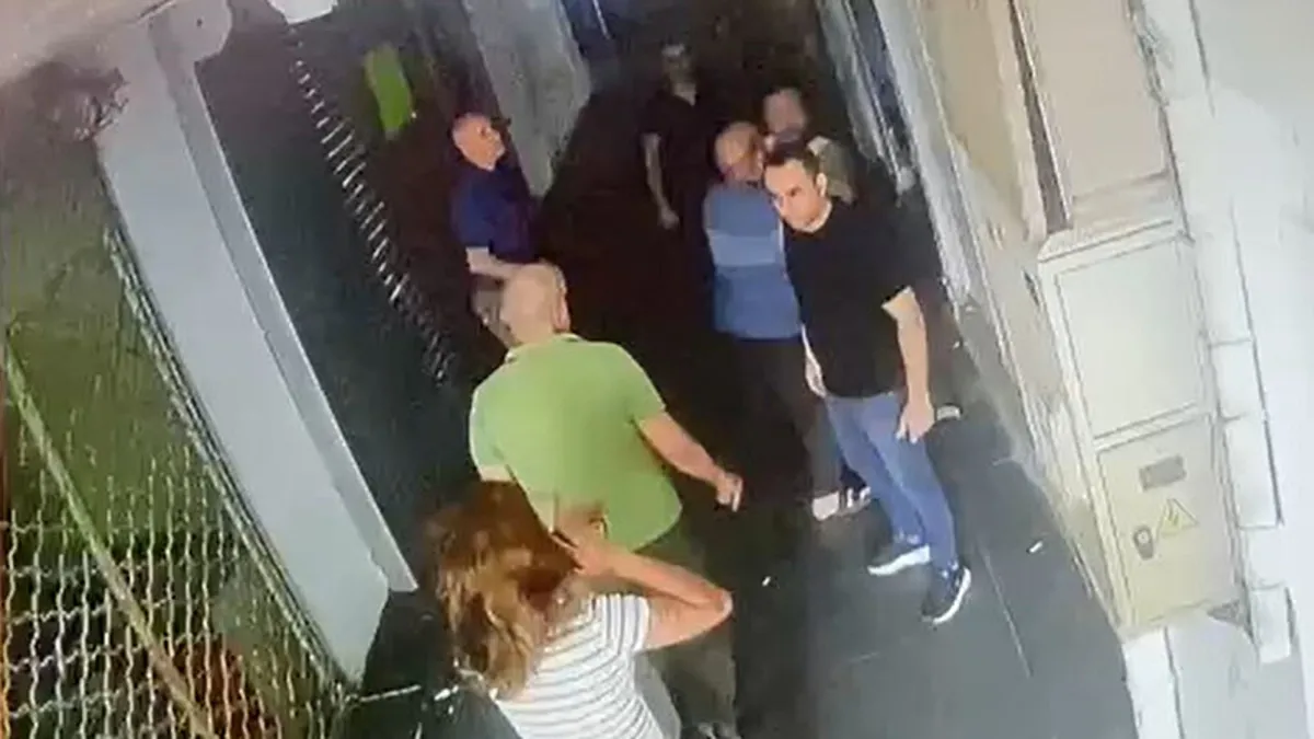 Adana’da 2 erkek bir kadını darp etti: O anlar güvenlik kamerasında! Adana’da 2 erkek bir kadını darp etti: O anlar güvenlik kamerasında!