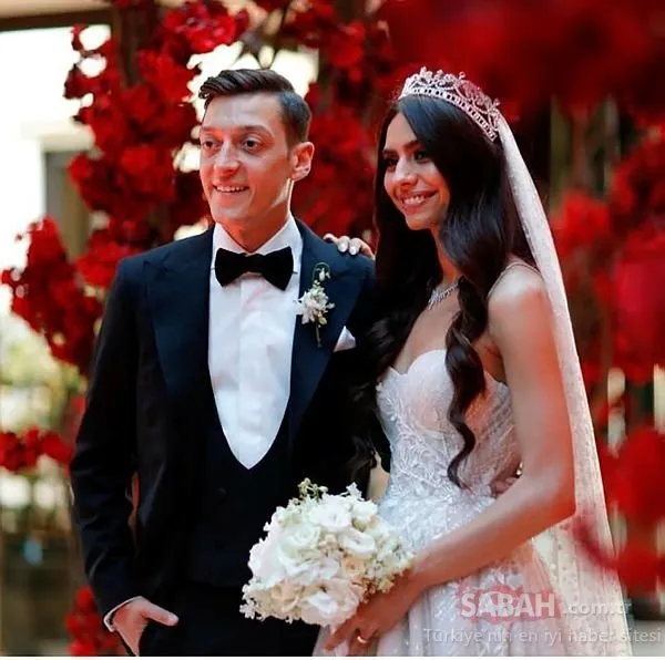 Mesut Özil ve Amine Gülşe’den servet değerinde poz! Fenerbahçeli Mesut Özil ve eşi Amine Gülşe poz verdi dikkatleri o detay çekti!