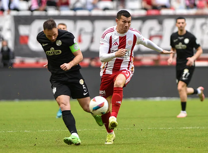 antalyaspor-caykur-rizesporu-son-dakikalarda-yikti-1741447191823.jpeg