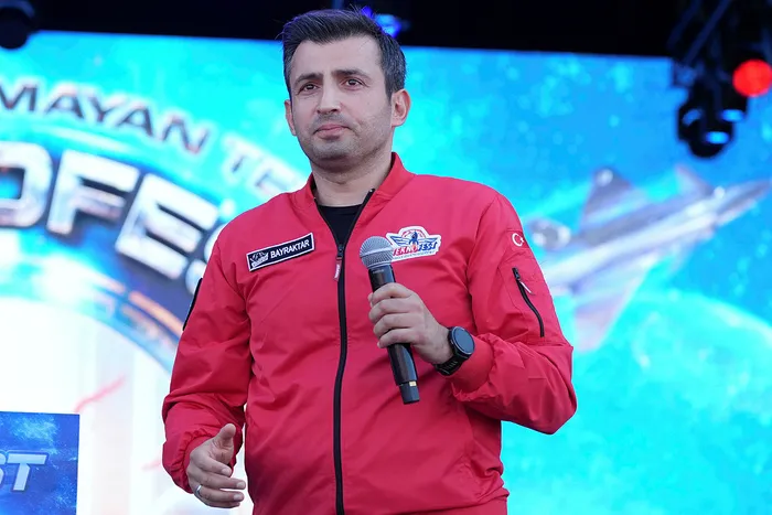 selcuk-bayraktar-teknofest-acilis-toreninde-konustu-dunyanin-gelecegini-turkiyeden-insaa-edecegiz-1727866547620.jpg