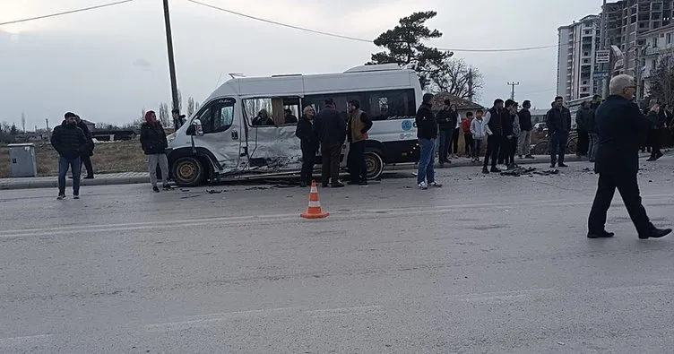Konya’da öğrenci servisi ile kamyonet çarpıştı: 11 yaralı