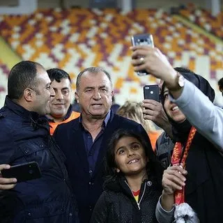 ‘Kupalara layıksın sen şanlı Galatasaray’