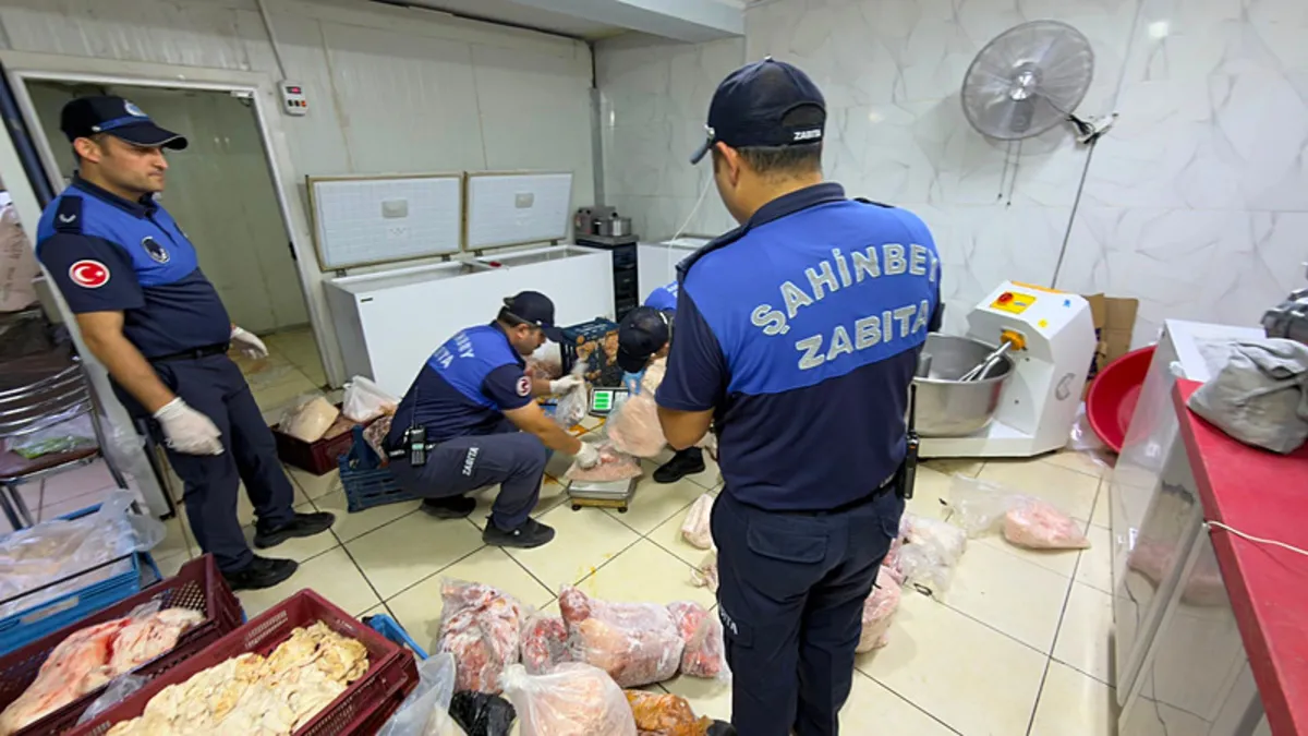 Et, tavuk ve sakatat… 703 kilo bozuk et ele geçirildi! Et, tavuk ve sakatat… 703 kilo bozuk et ele geçirildi!