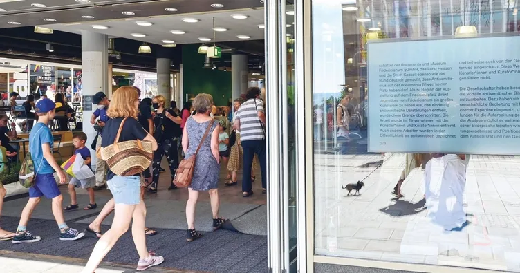 Sanat sergisinde İslam’a çirkin saldırı