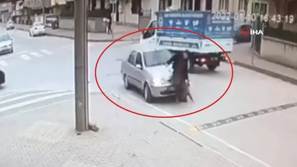 Bursa İnegöl'de dedesiyle yolun karşısına geçmeye çalışan 5 yaşındaki çocuğu otomobil göz göre göre böyle ezdi | Video
