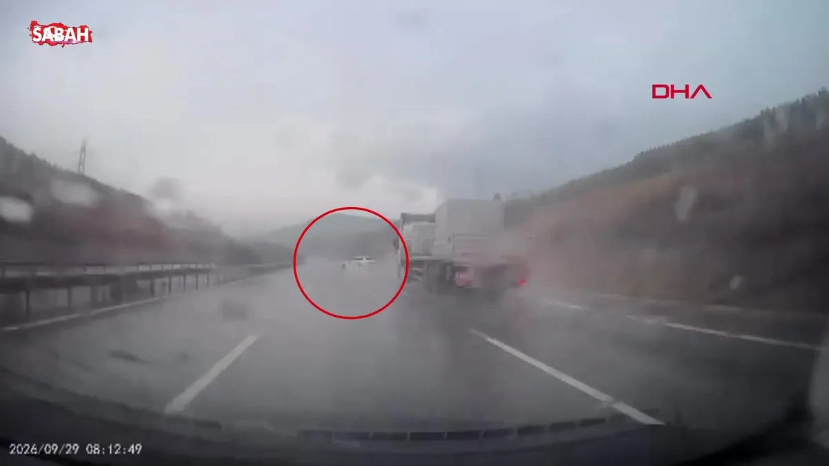 Otomobil, kayganlaşan yolda savruldu: Kaza kamerada | Video