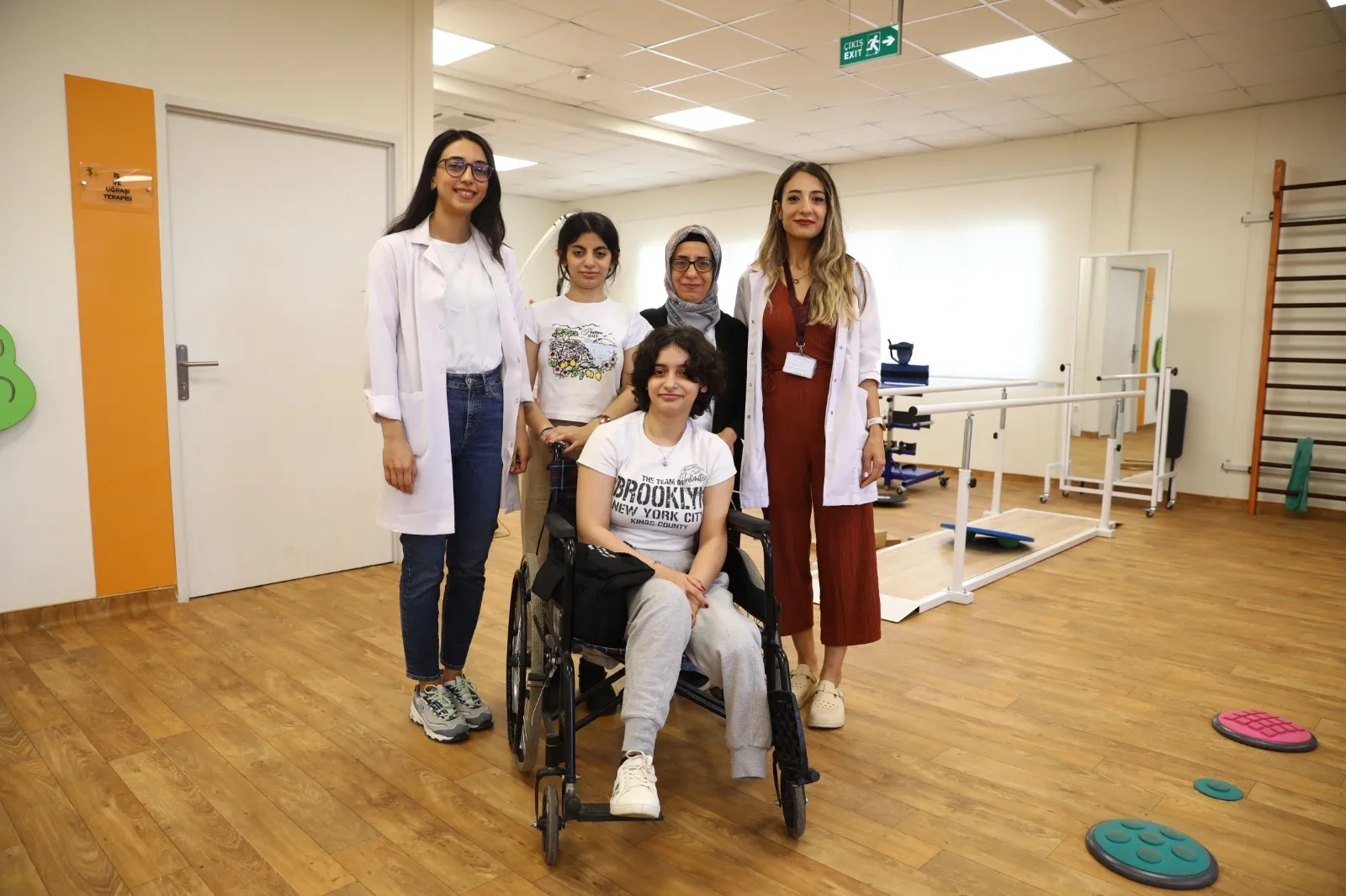 Depremzede Azime ve kızlarının azmi! Enkazdan çıkıp hayata tutundular ...