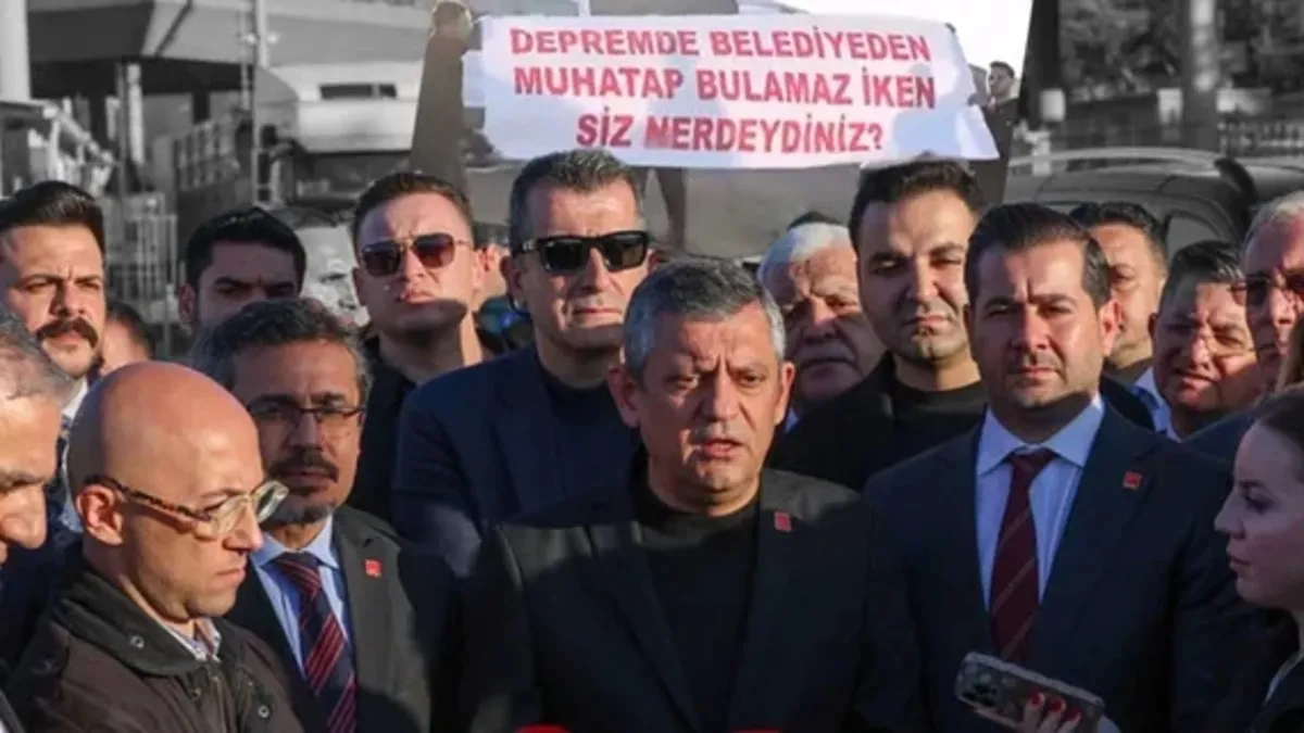 Hatay’da Özgür Özel’e protesto şoku: Apar topar uzaklaşmak zorunda kaldı Hatay’da Özgür Özel’e protesto şoku: Apar topar uzaklaşmak zorunda kaldı