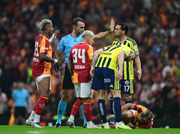 derbi-canli-super-ligde-galatasaray-fenerbahce-maci-ilk-yari-oynaniyor-1793040717263.jpg