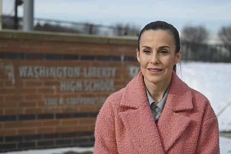 Doktorlar dizisinin Jülide’si 7 yaşındaki kızıyla şoku yaşadı: ABD’de trans adam soyunma odasını bastı!