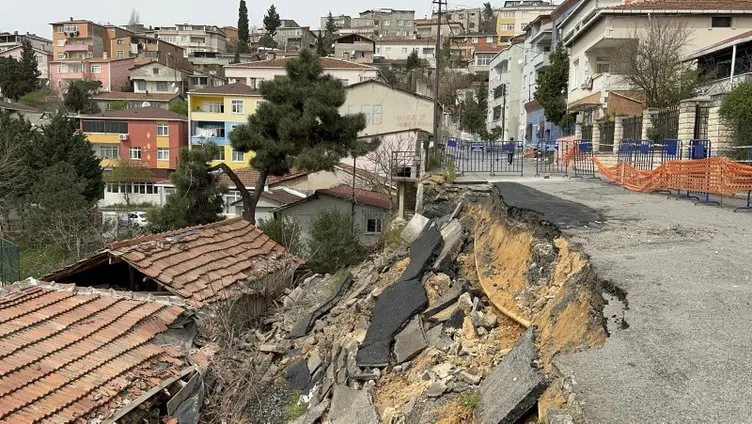 İstanbul’da faciadan dönüldü: Gecekonduların çatısına yol çöktü!