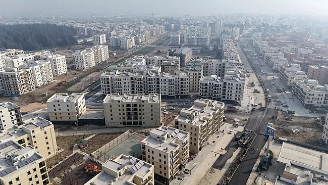Hatay’da Özgür Özel’e protesto şoku: Apar topar uzaklaşmak zorunda kaldı
