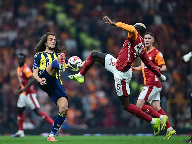 galatasaray-fenerbahce-canli-super-ligde-kritik-derbi-galatasaray-fenerbahce-macinda-ilk-yari-bitti-1777226477841.jpeg