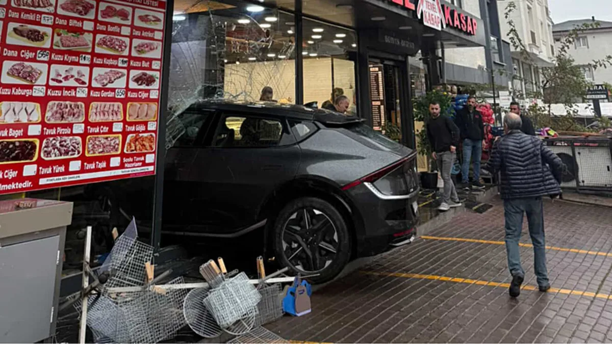 Fren yerine gaza bastı: Dükkanın camından içeri girdi!