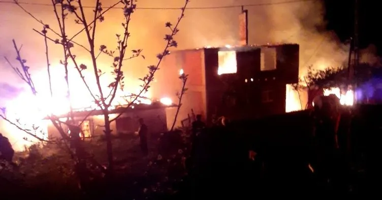 Kastamonu’da yangın: 6 ev kül oldu, 3 kişi yaralandı