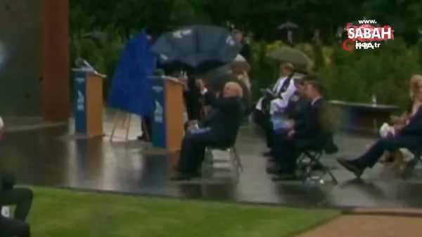İngiltere Başbakanı Johnson’un şemsiye ile zor anları kameralara yansıdı | Video